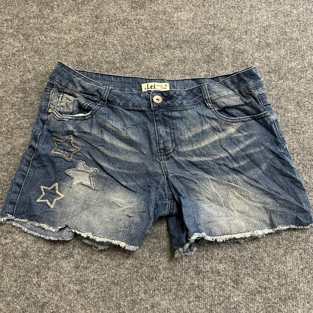 L.E.I. Denim Shorts Womens Size 13 Blue Star Embroidered Raw Hem Stretch Casual